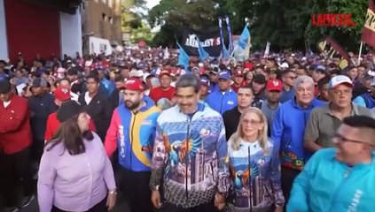 Maduro balla tra la folla per la chiusura della campagna elettorale a Caracas