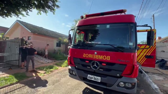 Curto-circuito provoca incêndio em banheiro de casa geminada, em Umuarama