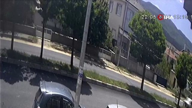 Afyonkarahisar'da 2 gencin yaralandığı motosiklet kazası kamerada!