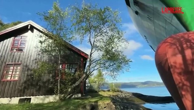 Portacontainer si incaglia in un fiordo a pochi metri da una casa: le immagini