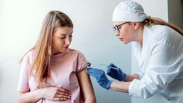 FEMME ACTUELLE - Trop peu de femmes enceintes sont vaccinées contre ces maladies, alerte l’Académie de médecine