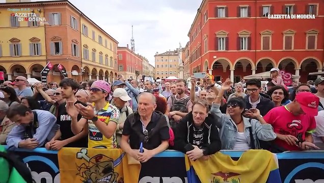 Il Giro d'Italia parte da Modena e la citt? si colora di rosa
