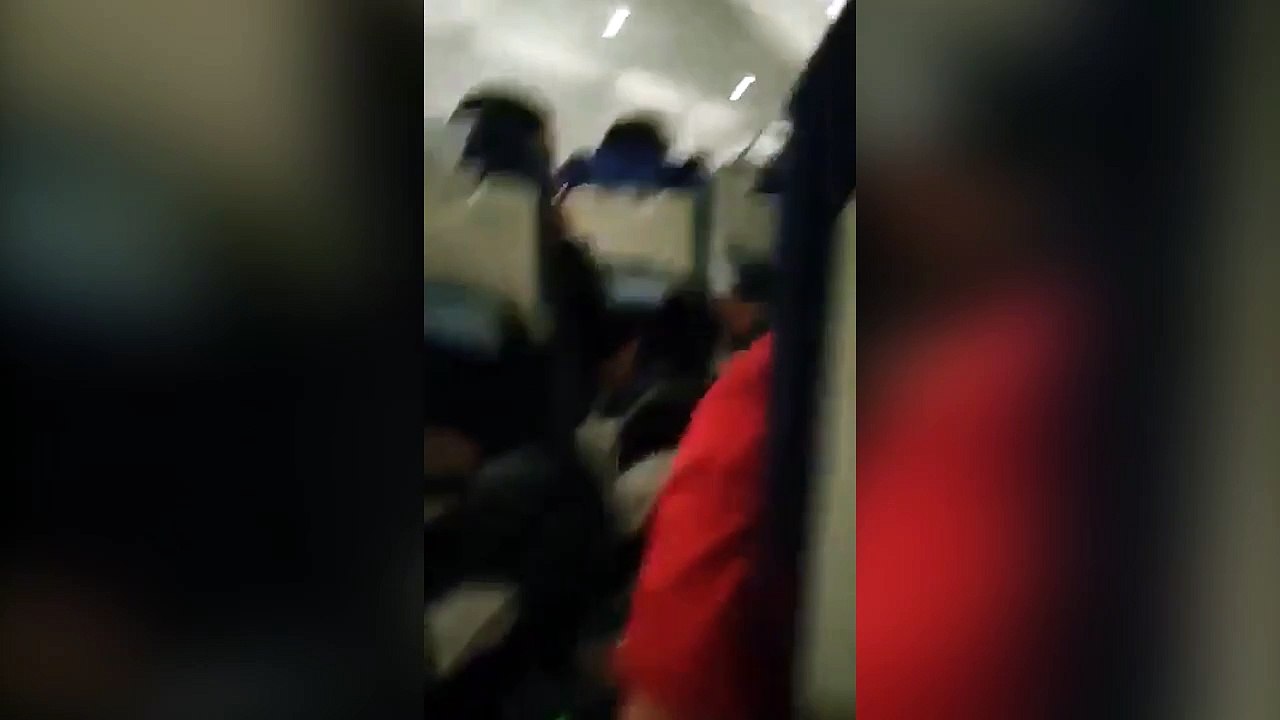 Una grandinata e l'impatto di un uccello fracassano il muso di un aereo e causano forti turbolenze, scatenando il panico tra?i?passeggeri