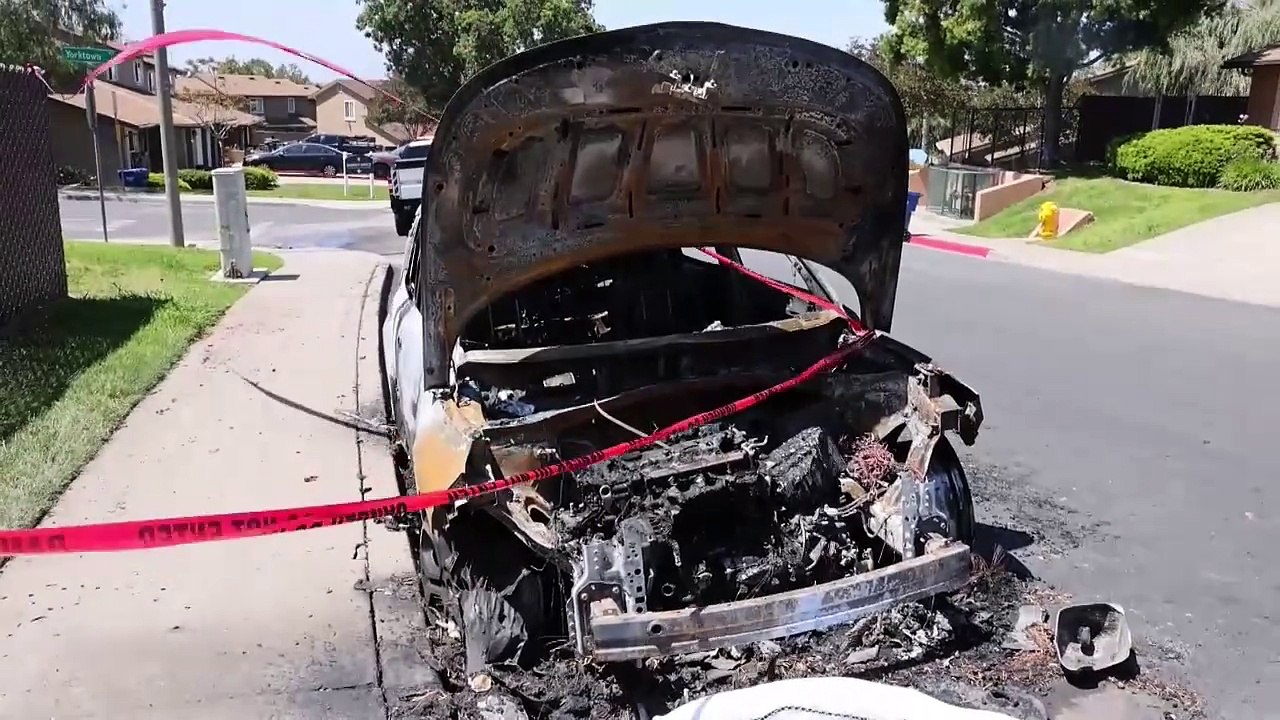 Dos muertos y ocho heridos al estrellarse avioneta en un barrio en San Diego