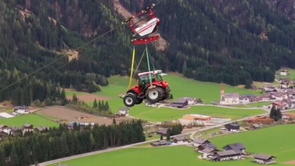 Alto Adige, manca la strada? Il video del trattore «volante»: trasportato alla malga con una carrucola