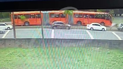 Caminhonete invade canaleta na contramão e causa acidente com ônibus em Curitiba