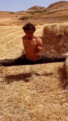 Mounssif inspire et motive à la pratique du sport sur ses réseaux ! En situation de handicap, il est passionné de MMA et s’entraîne avec son frère dans leur propre ferme.