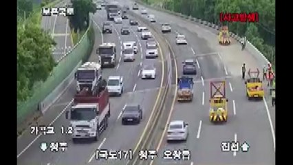 승용차가 앞선 화물차 추돌...시멘트 포대 쏟아져 / YTN