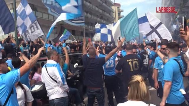 Napoli, tifosi invadono le strade con fumogeni e bandiere