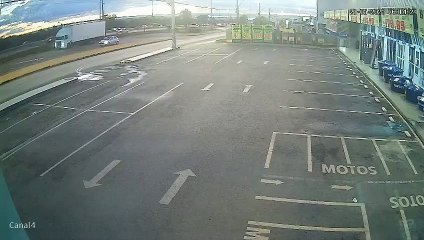 Caminhão derruba o poste