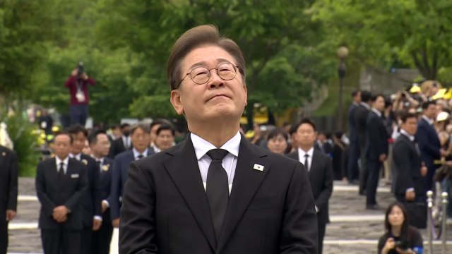 이재명, 노무현 묘역 참배... 노무현, 잘못된 정치에 희생 / YTN