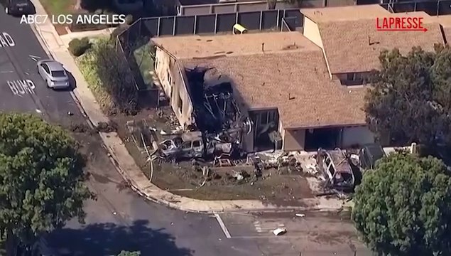 Piccolo aereo si schianta sulle case a San Diego, tre vittime