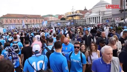 Napoli, centro invaso dai tifosi tra cori, striscioni e fumogeni