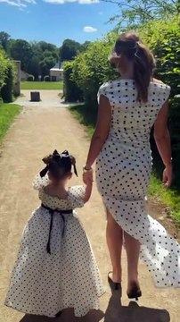 Vitaa et sa fille Noa au mariage de Sarah, la fille de l'époux de la chanteuse, Hicham. Instagram.