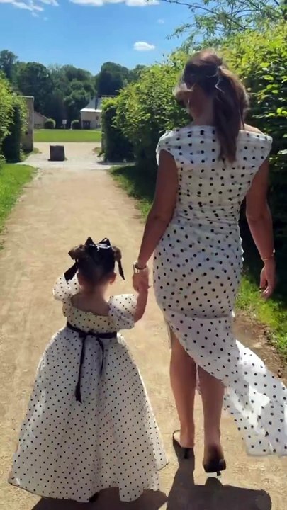 Vitaa et sa fille Noa au mariage de Sarah, la fille de l'époux de la chanteuse, Hicham. Instagram.