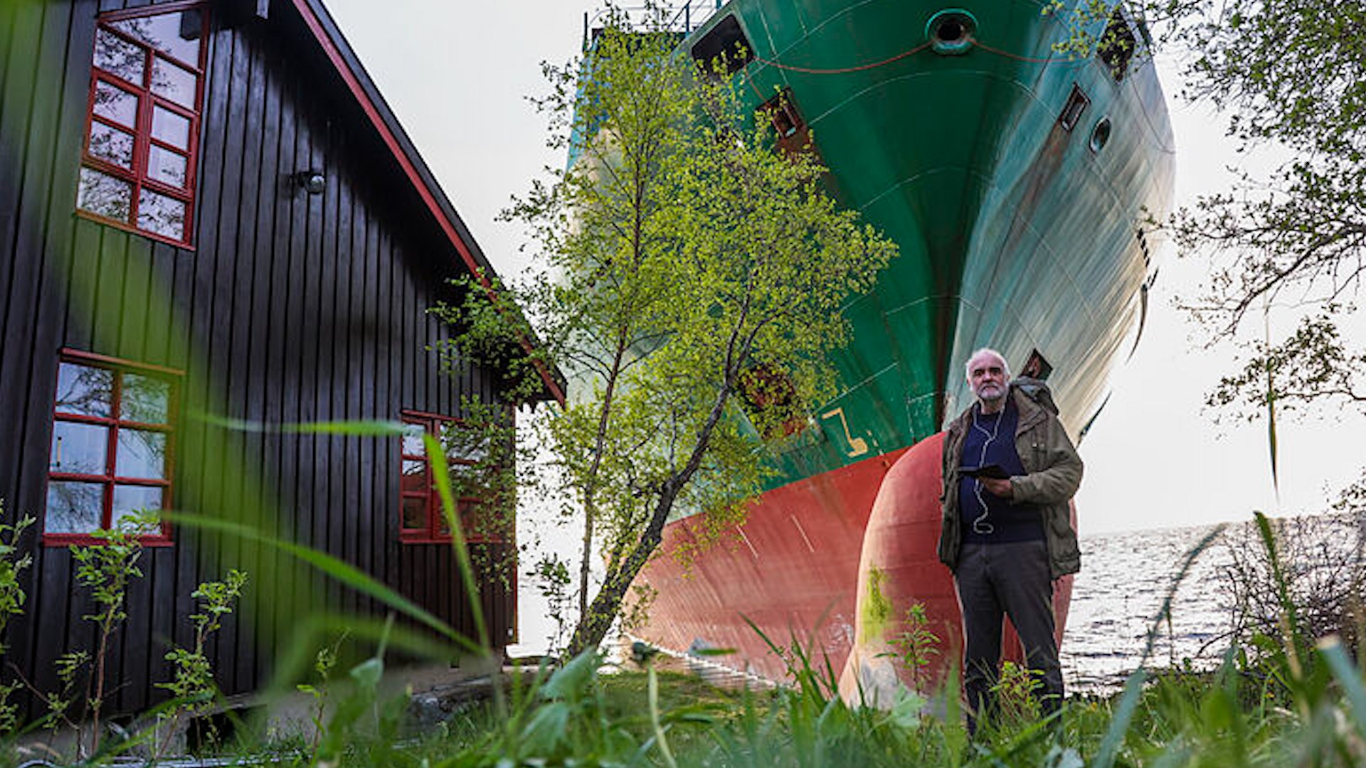 Así ha quedado un carguero tras encallar en el jardín de una casa en la costa noruega