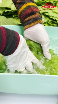 سر حفظ ورق العنب من غير ما يغير لونه وطعمه… الطريقة مضمونة 100%! 😍 احفظي ورق العنب لسنوات بدون فريزر ولا ماء… طريقة رهيبة! 🌿 مع رباح محمد