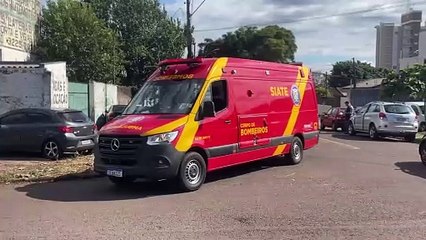 Carros são lançados contra muro após acidente com caminhão no Bairro São Cristóvão