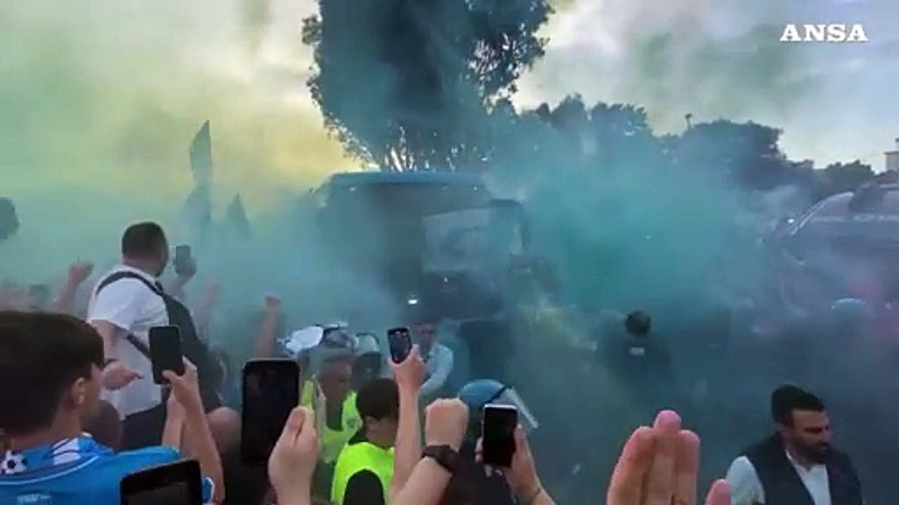 I tifosi del Napoli accolgono l'arrivo del pullman degli azzurri al Maradona