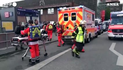 Attacco con coltello ad Amburgo: 12 i feriti, tre in pericolo di vita