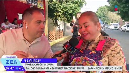 Atalo Mata desayuna en  tacos al carbón "La Güera"
