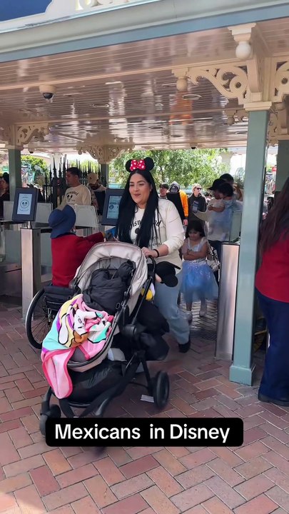 Familia prepara tortas en Disneyland California