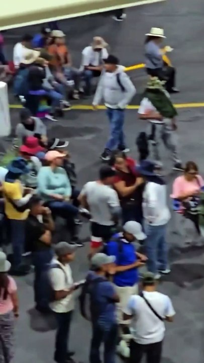 Integrantes de la CNTE se manifiestan en la Terminal 2 del AICM y bloquean zonas de llegadas y salidas