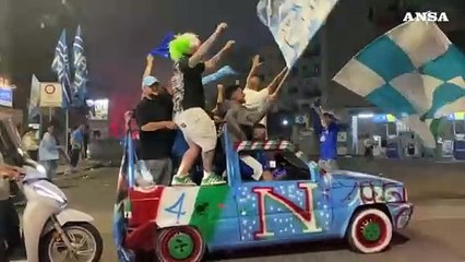 Napoli campione, caroselli di auto e motorini dei tifosi in citta'