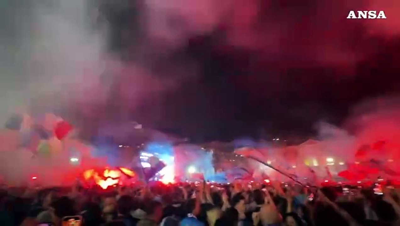 Napoli campione, la festa scudetto in piazza Plebiscito tra cori e fuochi d'artificio