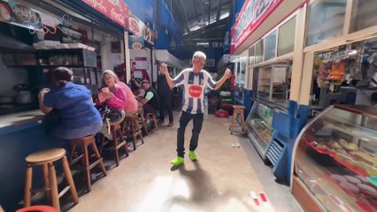 Lo llaman el hombre más feliz del mundo y baila sin parar en el corazón de Cartago