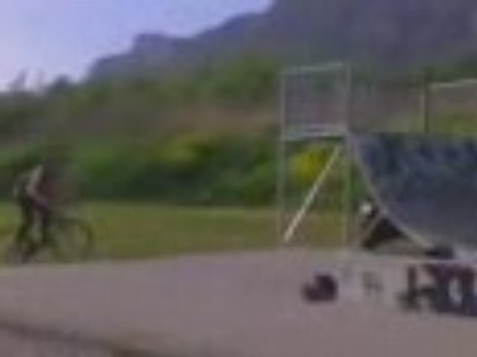 Thomas au skate park de Vougy