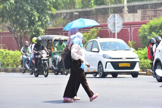 Rajasthan Weather : जयपुर में मौसम का मिजाज गर्म, आसमान से बरस रहे अंगारे