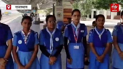 तपती गर्मी में मकराना स्टेशन पर मुसाफिरों को मिल रहे जल 'देवदूत', जिनके सेवा जज्बे का हर कोई कायल
