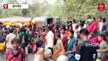 कोडरमा घाटी में पलटा तेल टैंकर, लोगों में लूटने की मची होड़