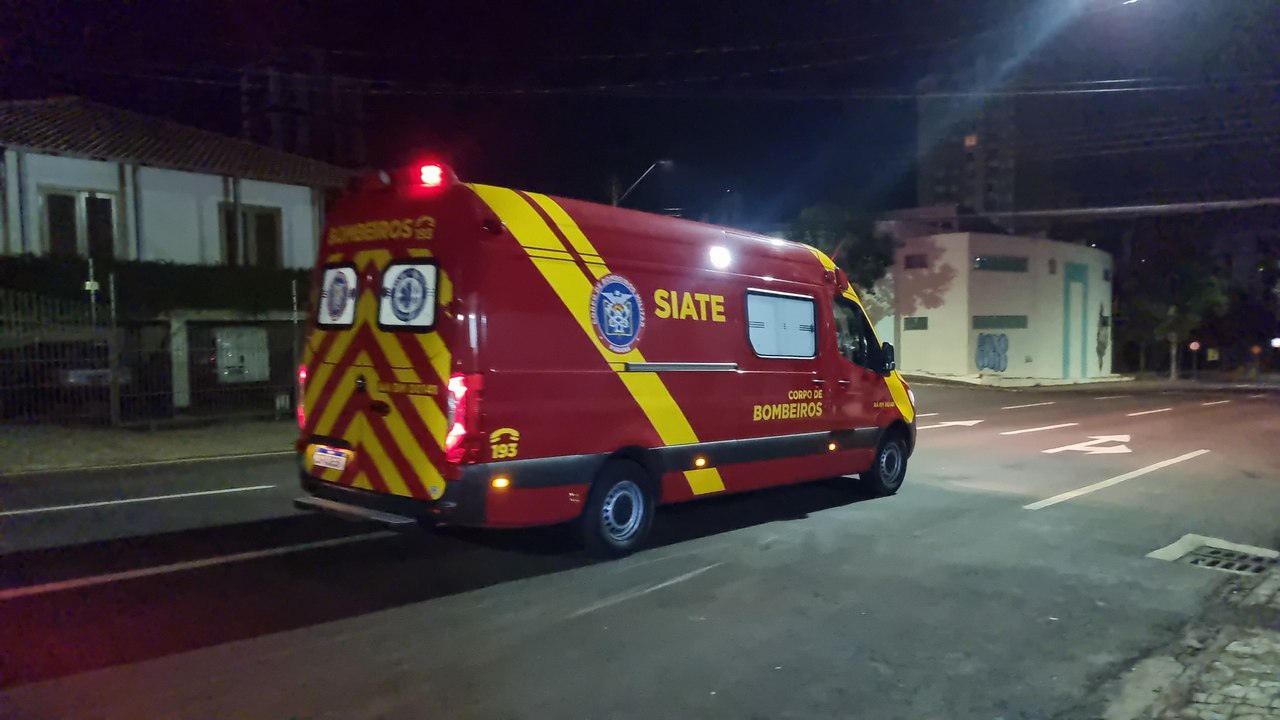 Rapaz cai de patinete e fica ferido na Rua Antonina