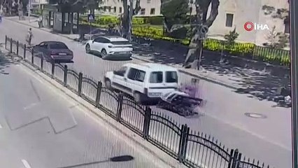 Telefona bakan motosikletli önünde duran araca çarptı! O anlar kamerada