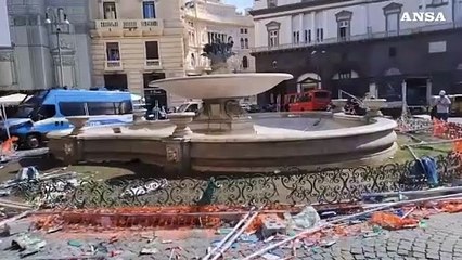 Notte di festa a Napoli, danneggiata la fontana del Carciofo