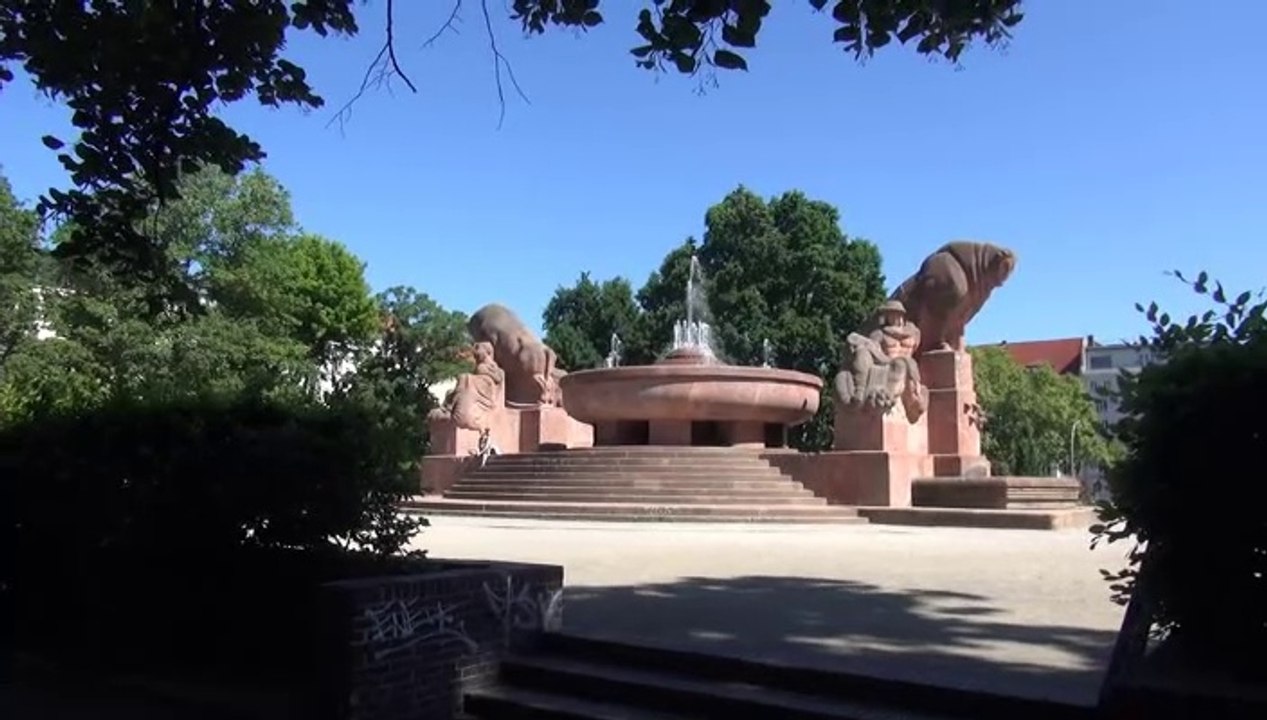 Der monumentale Stierbrunnen auf dem Arnswalder Platz