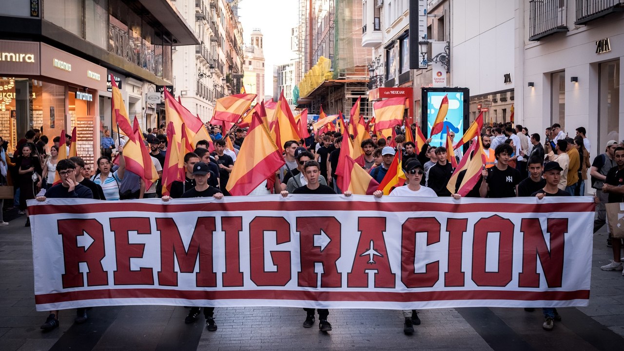 Jóvenes de Falange Española marchan en Madrid