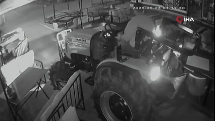 Alkollü sürücü traktör ile kafeye daldı