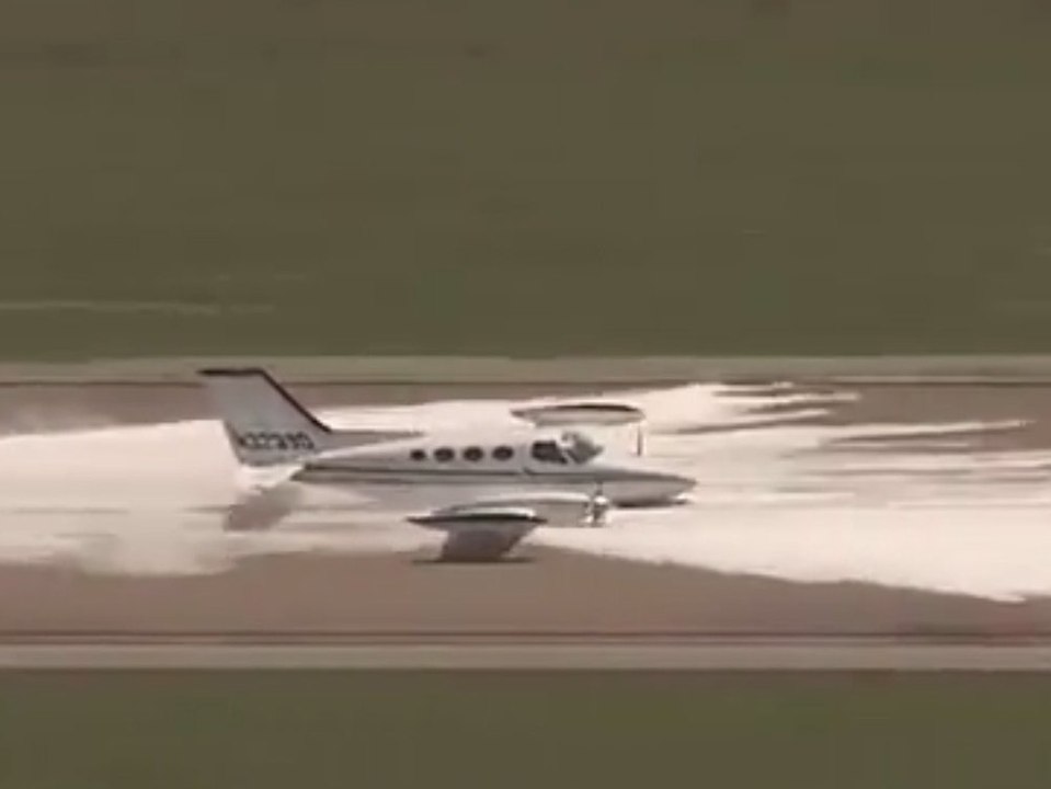 Fahrwerk kaputt: flugzeug legt bauchlandung hin