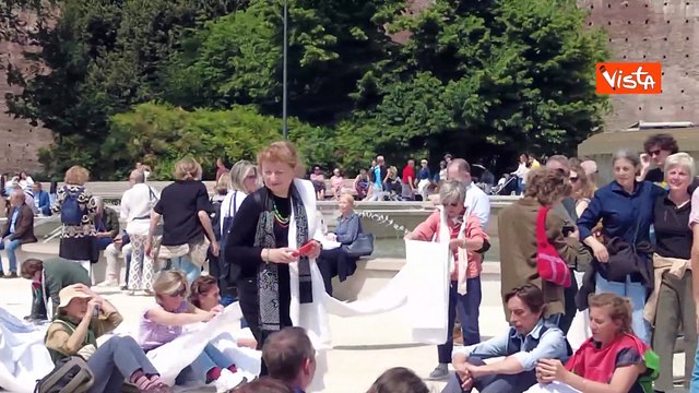 Lenzuola bianche davanti al Castello Sforzesco di Milano per la campagna '50.000 sudari per Gaza'