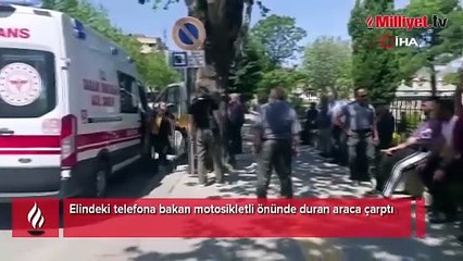 Telefona bakan motosikletli önünde duran araca çarptı