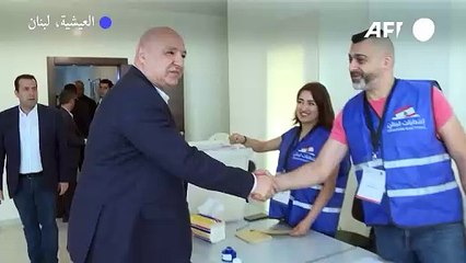 الرئيس اللبناني يدلي بصوته في الانتخابات البلدية