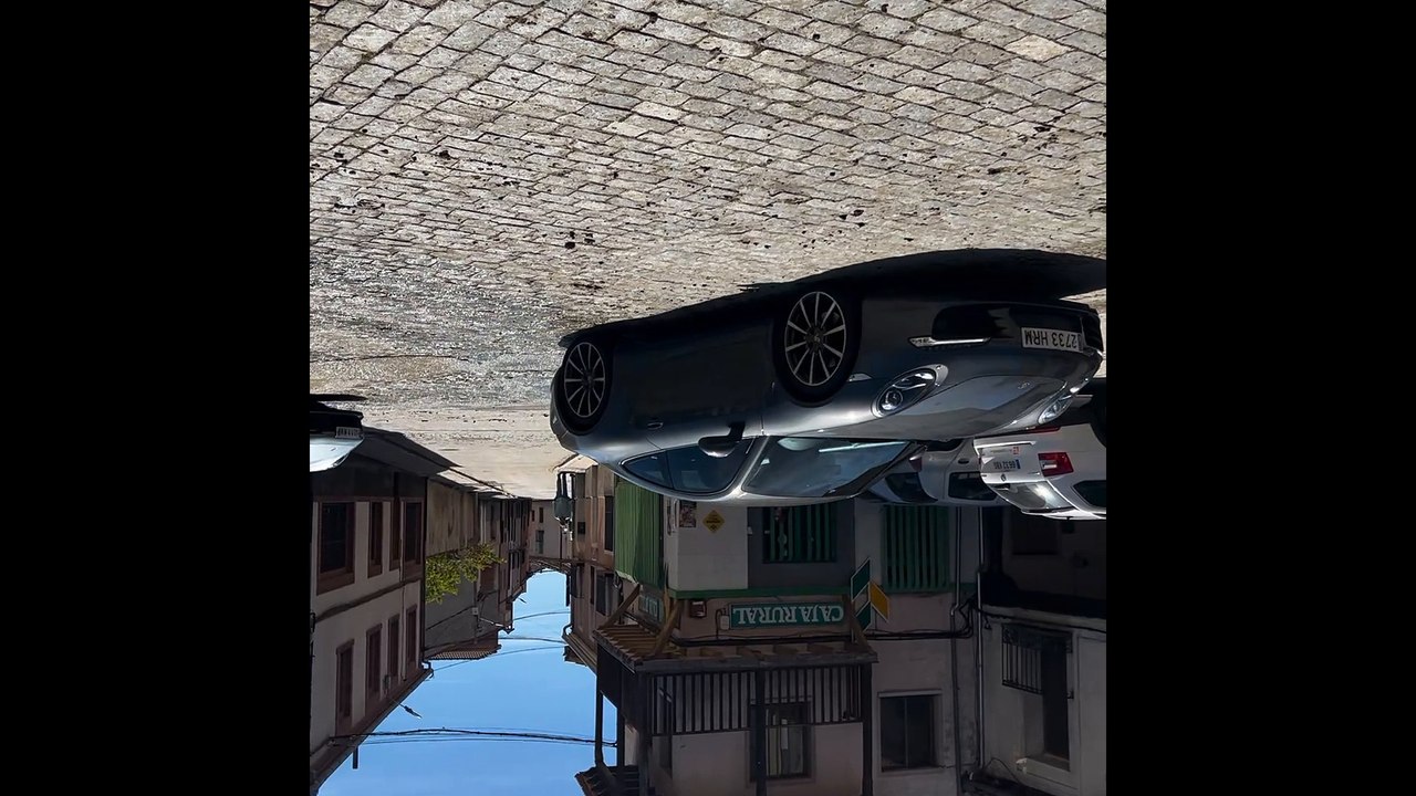 El curioso desfile de Porsche en un pueblo de Segovia