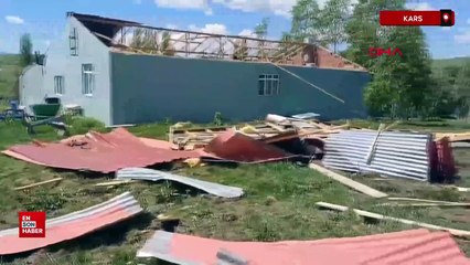Kars'ta şiddetli rüzgar çatıları uçurdu