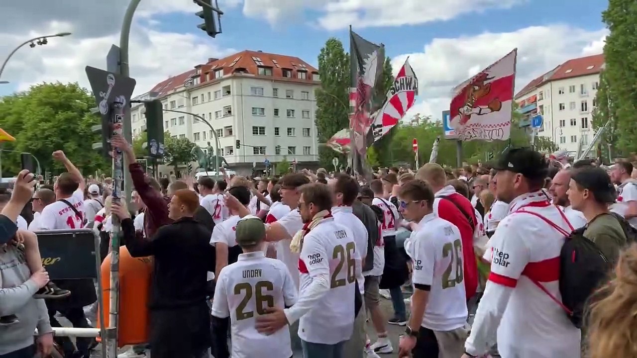 Beide Lager stimmen sich ein: Fans von Stuttgart und Bielefeld feiern