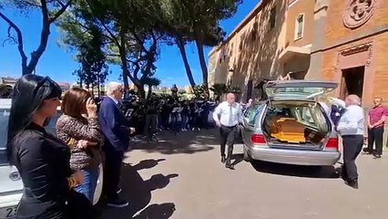 L'ultimo saluto dell'orchestra al violoncellista Francesco Abis