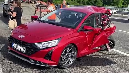 Zincirleme kazada otomobil kağıt gibi ezildi: 5 yaralı