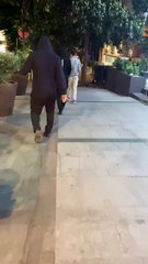 İtlerinizi tasmasız gezdirmeyin! Fatih Altaylı evinin önünde böyle protesto edildi.